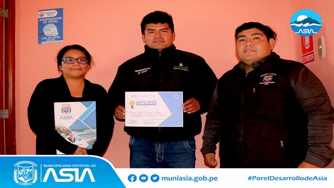 Con gran éxito se realizó el ❞𝑻𝑨𝑳𝑳𝑬𝑹 𝑫𝑬 𝑪𝑨𝑷𝑨𝑪𝑰𝑻𝑨𝑪𝑰𝑶́𝑵 𝑻𝑬́𝑪𝑵𝑰𝑪𝑨 𝑷𝑨𝑹𝑨 𝑳𝑶𝑺 𝑨𝑮𝑹𝑰𝑪𝑼𝑳𝑻𝑶𝑹𝑬𝑺 𝑫𝑬𝑳 𝑫𝑰𝑺𝑻𝑹𝑰𝑻𝑶 𝑫𝑬 𝑨𝑺𝑰𝑨❞ en el Auditorio del Palacio Municipal, en donde participaron productores agrícolas de los diferentes anexos de nuestro distrito.
Este taller tuvo como objetivo que nuestros productores agrarios obtengan mayor información sobre el manejo agronómico en cultivo palto y el manejo integrado de plagas, enfermedades y nutrición en cultivo de durazno y manzana.  
Nuestro alcalde Isaías Alcántara, sigue incentivando el sector agrícola en nuestro Distrito y reafirma su compromiso de apoyo hacia nuestros agricultores.