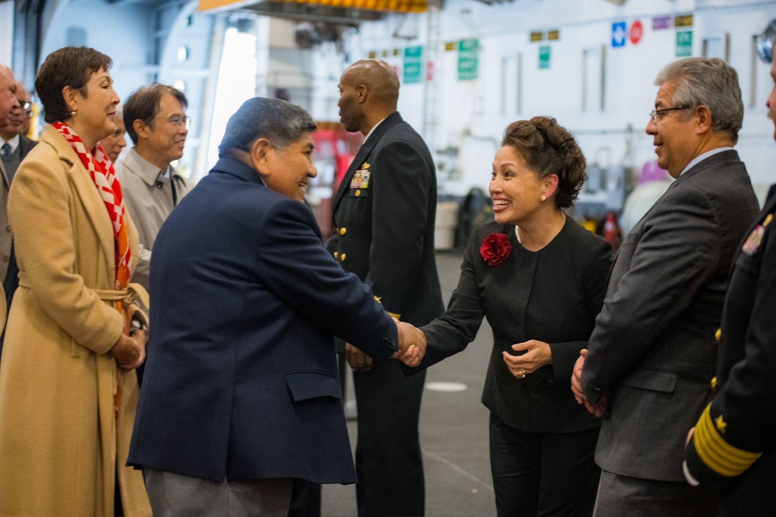 Ministro Rómulo Mucho visitó el portaaviones USS George Washington