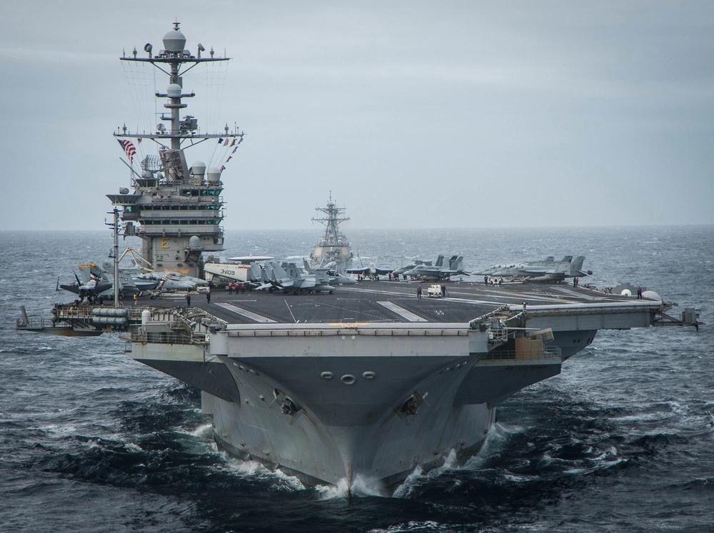 Ministro Rómulo Mucho visitó el portaaviones USS George Washington