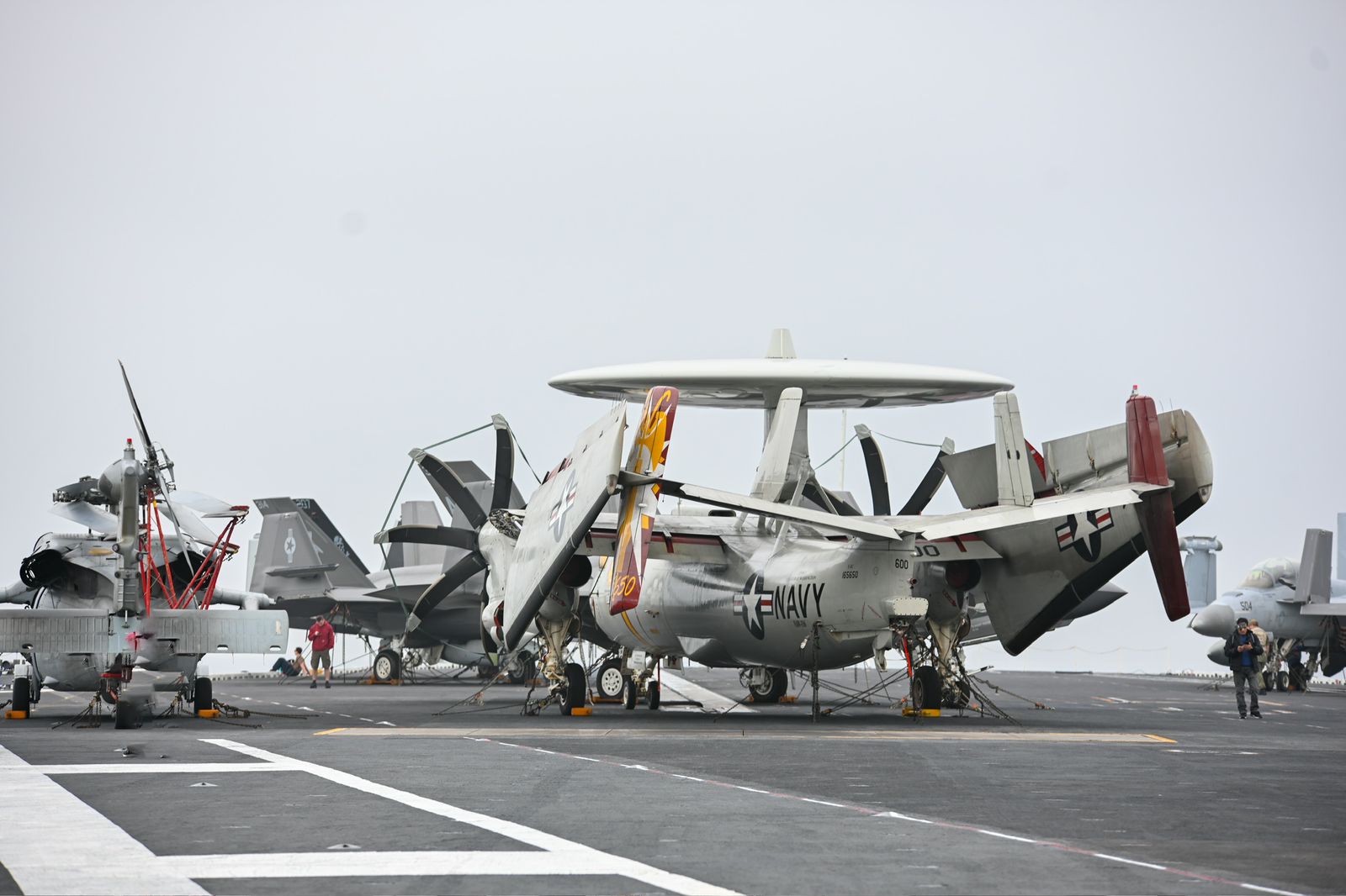 Ministro Rómulo Mucho visitó el portaaviones USS George Washington