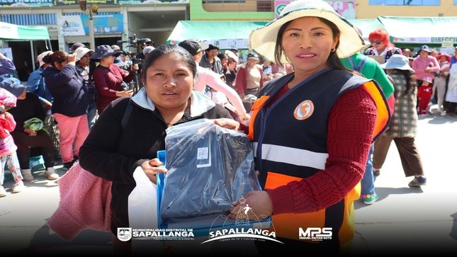 Entrega de kits de abrigo y prendas a niños, ancianos y personas con discapacidad