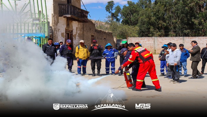 La compañía de Bomberos N°30 brindo capacitación de como actuar ante una Emergencia