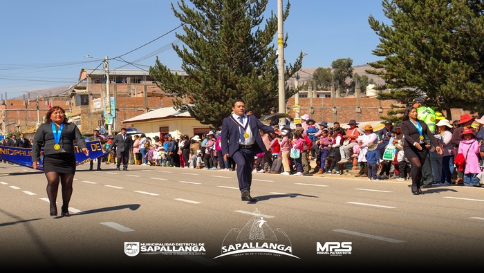 Se conmemoro El Día de la Bandera, con Misa, Paseo de Bandera, Izamiento y desfile de Escoltas