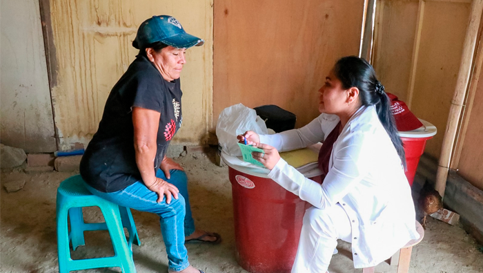 Las brigadas itinerantes, compuestas por obstetras de la Estrategia de Salud Sexual y Reproductiva de la Dirección de Intervención Sanitaria Integral, han realizado un total de 2,150 atenciones domiciliarias. Esta iniciativa asegura el seguimiento y monitoreo continuo de gestantes, puérperas, mujeres en edad fértil y adolescentes en la región.