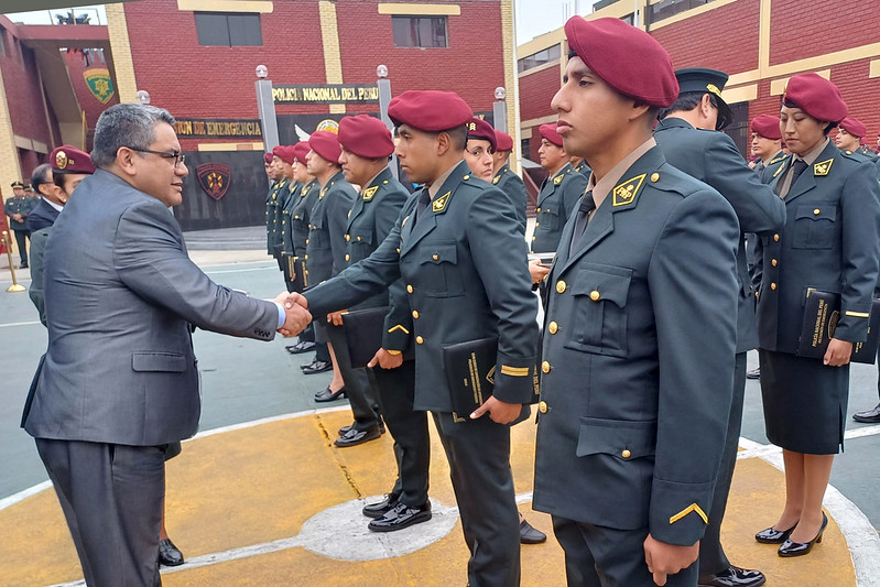 El ministro del Interior, Juan José Santivañez, destacó hoy el compromiso, el esfuerzo y la vocación de servicio de los 41 agentes policiales que se graduaron del XCVIII Curso de Capacitación en Operaciones Policiales de Emergencia y Rescate, tras cerca de dos meses de intensa preparación.
El curso organizado por la División de Emergencia de la PNP permitió la capacitación de oficiales y suboficiales cuya instrucción les permitirá potenciar y perfeccionar su servicio policial, en especial, la capacidad de respuesta para atender a los ciudadanos que se encuentren en situaciones de riesgo y peligro.
“Como ministro del Interior, es sumamente gratificante ver cómo nuestro valeroso personal policial, además de desarrollar sus actividades operativas, continúan estudiando y capacitando de manera constante para responder eficientemente con todas las exigencias y desafíos propias de su función” afirmó.
Señaló, además, que desde su sector no solo se seguirá promoviendo nuevas jornadas de capacitación para seguir dotándolos de conocimientos teóricos y prácticos que siempre son necesarios, sino que también se comprometió a seguir promoviendo instrumentos que faciliten y protejan la labor del policía. “Esa labor que siempre ha sido dejada de lado”, dijo.
El curso, a cargo de instructores expertos en la materia, tuvo una duración de 180 horas lectivas e incluyó clases teórica y prácticas referidas a técnicas y tácticas policiales de patrullaje motorizado e intervenciones de alto riesgo, conocimiento pleno del nuevo código procesal penal, técnicas de intervención, registro a personas y vehículos.
Además, lecciones de primeros auxilios, evacuación de personas heridas o expuesta al peligro, uso del armamento y tiro policial, derechos humanos aplicados a la función policial, técnicas de reducción para el control físico y entrenamiento físico policial.
Como se sabe, el agente integrante del Escuadrón de Emergencia expone permanentemente su integridad física y hasta su vida, por lo que es necesario una constante capacitación y reentrenamiento continuo que evite los riesgos y a la vez desarrolle habilidades y destrezas para el cumplimiento adecuado de su función.
Durante la ceremonia, el ministro Santivañez impuso las divisas y entregó certificados a un grupo de agentes graduados a quienes felicitó por su constancia, responsabilidad y esfuerzo por concluir satisfactoriamente el curso
En la actividad participaron el comandante general de la Policía Nacional del Perú, General de Policía Víctor Sanabria; el director nacional de Orden y Seguridad, Gral. PNP Iván Lizzetti; del jefe de la Región Policial Lima, Gral. PNP Enrique Felipe; y el jefe de División de Emergencia, y coronel PNP Percy Guerra.