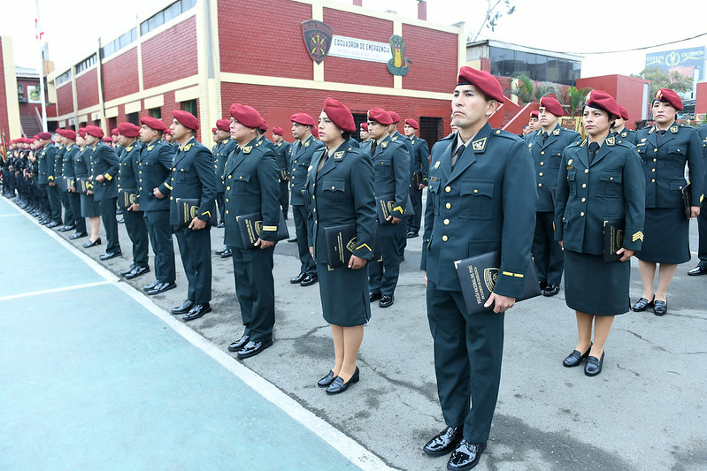 El ministro del Interior, Juan José Santivañez, destacó hoy el compromiso, el esfuerzo y la vocación de servicio de los 41 agentes policiales que se graduaron del XCVIII Curso de Capacitación en Operaciones Policiales de Emergencia y Rescate, tras cerca de dos meses de intensa preparación.
El curso organizado por la División de Emergencia de la PNP permitió la capacitación de oficiales y suboficiales cuya instrucción les permitirá potenciar y perfeccionar su servicio policial, en especial, la capacidad de respuesta para atender a los ciudadanos que se encuentren en situaciones de riesgo y peligro.
“Como ministro del Interior, es sumamente gratificante ver cómo nuestro valeroso personal policial, además de desarrollar sus actividades operativas, continúan estudiando y capacitando de manera constante para responder eficientemente con todas las exigencias y desafíos propias de su función” afirmó.
Señaló, además, que desde su sector no solo se seguirá promoviendo nuevas jornadas de capacitación para seguir dotándolos de conocimientos teóricos y prácticos que siempre son necesarios, sino que también se comprometió a seguir promoviendo instrumentos que faciliten y protejan la labor del policía. “Esa labor que siempre ha sido dejada de lado”, dijo.
El curso, a cargo de instructores expertos en la materia, tuvo una duración de 180 horas lectivas e incluyó clases teórica y prácticas referidas a técnicas y tácticas policiales de patrullaje motorizado e intervenciones de alto riesgo, conocimiento pleno del nuevo código procesal penal, técnicas de intervención, registro a personas y vehículos.
Además, lecciones de primeros auxilios, evacuación de personas heridas o expuesta al peligro, uso del armamento y tiro policial, derechos humanos aplicados a la función policial, técnicas de reducción para el control físico y entrenamiento físico policial.
Como se sabe, el agente integrante del Escuadrón de Emergencia expone permanentemente su integridad física y hasta su vida, por lo que es necesario una constante capacitación y reentrenamiento continuo que evite los riesgos y a la vez desarrolle habilidades y destrezas para el cumplimiento adecuado de su función.
Durante la ceremonia, el ministro Santivañez impuso las divisas y entregó certificados a un grupo de agentes graduados a quienes felicitó por su constancia, responsabilidad y esfuerzo por concluir satisfactoriamente el curso
En la actividad participaron el comandante general de la Policía Nacional del Perú, General de Policía Víctor Sanabria; el director nacional de Orden y Seguridad, Gral. PNP Iván Lizzetti; del jefe de la Región Policial Lima, Gral. PNP Enrique Felipe; y el jefe de División de Emergencia, y coronel PNP Percy Guerra.