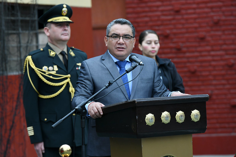 El ministro del Interior, Juan José Santivañez, destacó hoy el compromiso, el esfuerzo y la vocación de servicio de los 41 agentes policiales que se graduaron del XCVIII Curso de Capacitación en Operaciones Policiales de Emergencia y Rescate, tras cerca de dos meses de intensa preparación.
El curso organizado por la División de Emergencia de la PNP permitió la capacitación de oficiales y suboficiales cuya instrucción les permitirá potenciar y perfeccionar su servicio policial, en especial, la capacidad de respuesta para atender a los ciudadanos que se encuentren en situaciones de riesgo y peligro.
“Como ministro del Interior, es sumamente gratificante ver cómo nuestro valeroso personal policial, además de desarrollar sus actividades operativas, continúan estudiando y capacitando de manera constante para responder eficientemente con todas las exigencias y desafíos propias de su función” afirmó.
Señaló, además, que desde su sector no solo se seguirá promoviendo nuevas jornadas de capacitación para seguir dotándolos de conocimientos teóricos y prácticos que siempre son necesarios, sino que también se comprometió a seguir promoviendo instrumentos que faciliten y protejan la labor del policía. “Esa labor que siempre ha sido dejada de lado”, dijo.
El curso, a cargo de instructores expertos en la materia, tuvo una duración de 180 horas lectivas e incluyó clases teórica y prácticas referidas a técnicas y tácticas policiales de patrullaje motorizado e intervenciones de alto riesgo, conocimiento pleno del nuevo código procesal penal, técnicas de intervención, registro a personas y vehículos.
Además, lecciones de primeros auxilios, evacuación de personas heridas o expuesta al peligro, uso del armamento y tiro policial, derechos humanos aplicados a la función policial, técnicas de reducción para el control físico y entrenamiento físico policial.
Como se sabe, el agente integrante del Escuadrón de Emergencia expone permanentemente su integridad física y hasta su vida, por lo que es necesario una constante capacitación y reentrenamiento continuo que evite los riesgos y a la vez desarrolle habilidades y destrezas para el cumplimiento adecuado de su función.
Durante la ceremonia, el ministro Santivañez impuso las divisas y entregó certificados a un grupo de agentes graduados a quienes felicitó por su constancia, responsabilidad y esfuerzo por concluir satisfactoriamente el curso
En la actividad participaron el comandante general de la Policía Nacional del Perú, General de Policía Víctor Sanabria; el director nacional de Orden y Seguridad, Gral. PNP Iván Lizzetti; del jefe de la Región Policial Lima, Gral. PNP Enrique Felipe; y el jefe de División de Emergencia, y coronel PNP Percy Guerra.