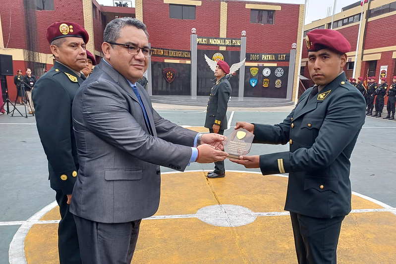 El ministro del Interior, Juan José Santivañez, destacó hoy el compromiso, el esfuerzo y la vocación de servicio de los 41 agentes policiales que se graduaron del XCVIII Curso de Capacitación en Operaciones Policiales de Emergencia y Rescate, tras cerca de dos meses de intensa preparación.
El curso organizado por la División de Emergencia de la PNP permitió la capacitación de oficiales y suboficiales cuya instrucción les permitirá potenciar y perfeccionar su servicio policial, en especial, la capacidad de respuesta para atender a los ciudadanos que se encuentren en situaciones de riesgo y peligro.
“Como ministro del Interior, es sumamente gratificante ver cómo nuestro valeroso personal policial, además de desarrollar sus actividades operativas, continúan estudiando y capacitando de manera constante para responder eficientemente con todas las exigencias y desafíos propias de su función” afirmó.
Señaló, además, que desde su sector no solo se seguirá promoviendo nuevas jornadas de capacitación para seguir dotándolos de conocimientos teóricos y prácticos que siempre son necesarios, sino que también se comprometió a seguir promoviendo instrumentos que faciliten y protejan la labor del policía. “Esa labor que siempre ha sido dejada de lado”, dijo.
El curso, a cargo de instructores expertos en la materia, tuvo una duración de 180 horas lectivas e incluyó clases teórica y prácticas referidas a técnicas y tácticas policiales de patrullaje motorizado e intervenciones de alto riesgo, conocimiento pleno del nuevo código procesal penal, técnicas de intervención, registro a personas y vehículos.
Además, lecciones de primeros auxilios, evacuación de personas heridas o expuesta al peligro, uso del armamento y tiro policial, derechos humanos aplicados a la función policial, técnicas de reducción para el control físico y entrenamiento físico policial.
Como se sabe, el agente integrante del Escuadrón de Emergencia expone permanentemente su integridad física y hasta su vida, por lo que es necesario una constante capacitación y reentrenamiento continuo que evite los riesgos y a la vez desarrolle habilidades y destrezas para el cumplimiento adecuado de su función.
Durante la ceremonia, el ministro Santivañez impuso las divisas y entregó certificados a un grupo de agentes graduados a quienes felicitó por su constancia, responsabilidad y esfuerzo por concluir satisfactoriamente el curso
En la actividad participaron el comandante general de la Policía Nacional del Perú, General de Policía Víctor Sanabria; el director nacional de Orden y Seguridad, Gral. PNP Iván Lizzetti; del jefe de la Región Policial Lima, Gral. PNP Enrique Felipe; y el jefe de División de Emergencia, y coronel PNP Percy Guerra.