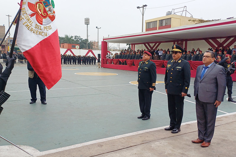 El ministro del Interior, Juan José Santivañez, destacó hoy el compromiso, el esfuerzo y la vocación de servicio de los 41 agentes policiales que se graduaron del XCVIII Curso de Capacitación en Operaciones Policiales de Emergencia y Rescate, tras cerca de dos meses de intensa preparación.
El curso organizado por la División de Emergencia de la PNP permitió la capacitación de oficiales y suboficiales cuya instrucción les permitirá potenciar y perfeccionar su servicio policial, en especial, la capacidad de respuesta para atender a los ciudadanos que se encuentren en situaciones de riesgo y peligro.
“Como ministro del Interior, es sumamente gratificante ver cómo nuestro valeroso personal policial, además de desarrollar sus actividades operativas, continúan estudiando y capacitando de manera constante para responder eficientemente con todas las exigencias y desafíos propias de su función” afirmó.
Señaló, además, que desde su sector no solo se seguirá promoviendo nuevas jornadas de capacitación para seguir dotándolos de conocimientos teóricos y prácticos que siempre son necesarios, sino que también se comprometió a seguir promoviendo instrumentos que faciliten y protejan la labor del policía. “Esa labor que siempre ha sido dejada de lado”, dijo.
El curso, a cargo de instructores expertos en la materia, tuvo una duración de 180 horas lectivas e incluyó clases teórica y prácticas referidas a técnicas y tácticas policiales de patrullaje motorizado e intervenciones de alto riesgo, conocimiento pleno del nuevo código procesal penal, técnicas de intervención, registro a personas y vehículos.
Además, lecciones de primeros auxilios, evacuación de personas heridas o expuesta al peligro, uso del armamento y tiro policial, derechos humanos aplicados a la función policial, técnicas de reducción para el control físico y entrenamiento físico policial.
Como se sabe, el agente integrante del Escuadrón de Emergencia expone permanentemente su integridad física y hasta su vida, por lo que es necesario una constante capacitación y reentrenamiento continuo que evite los riesgos y a la vez desarrolle habilidades y destrezas para el cumplimiento adecuado de su función.
Durante la ceremonia, el ministro Santivañez impuso las divisas y entregó certificados a un grupo de agentes graduados a quienes felicitó por su constancia, responsabilidad y esfuerzo por concluir satisfactoriamente el curso
En la actividad participaron el comandante general de la Policía Nacional del Perú, General de Policía Víctor Sanabria; el director nacional de Orden y Seguridad, Gral. PNP Iván Lizzetti; del jefe de la Región Policial Lima, Gral. PNP Enrique Felipe; y el jefe de División de Emergencia, y coronel PNP Percy Guerra.