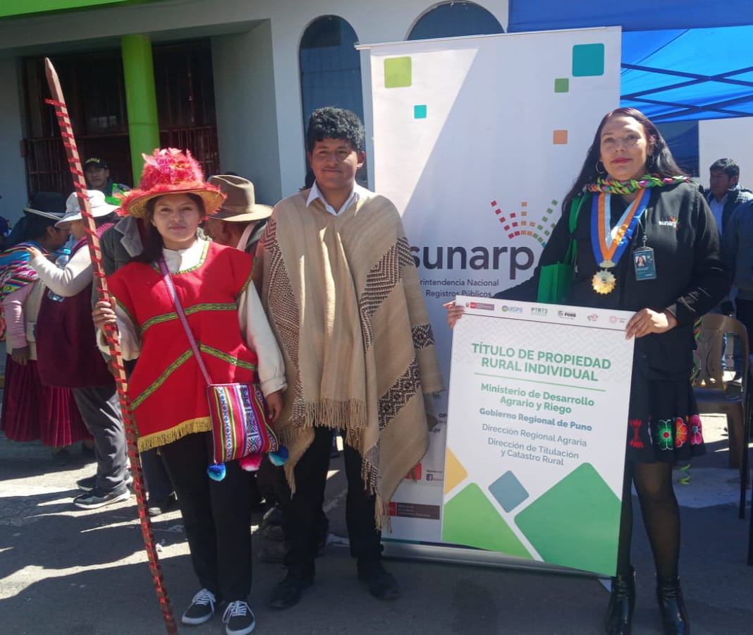 Foto de Servidor de Sunarp entrega título de propiedad rural a pobladores de Huancané - Puno