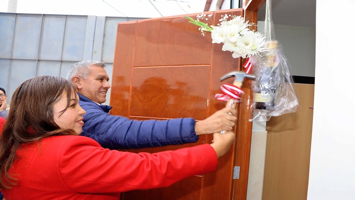 inaugura servcios higiénicos y vestidores para la I.E. N° 87 Emilia Barcia Boniffatti