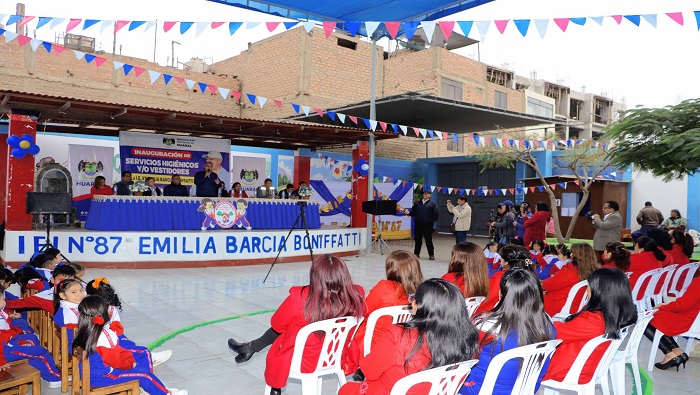 inaugura servcios higiénicos y vestidores para la I.E. N° 87 Emilia Barcia Boniffatti