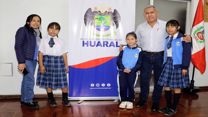 Fernando Cรกrdenas incentiva liderazgo de estudiantes Huaralinos a travรฉs del encuentro "Un dรญa con tu alcalde"