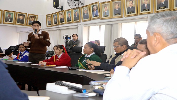 Fernando Cรกrdenas incentiva liderazgo de estudiantes Huaralinos a travรฉs del encuentro "Un dรญa con tu alcalde"