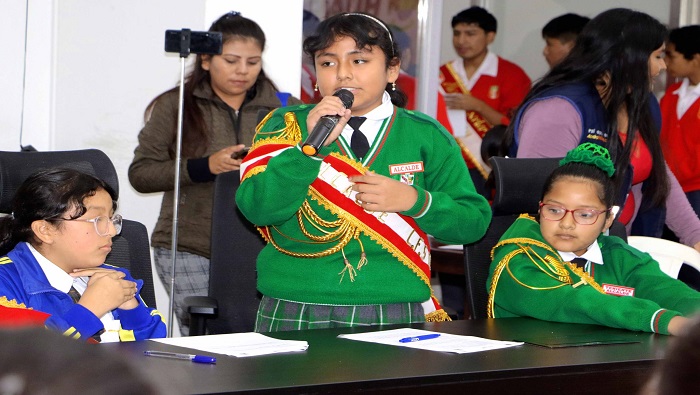 Fernando Cรกrdenas incentiva liderazgo de estudiantes Huaralinos a travรฉs del encuentro "Un dรญa con tu alcalde"