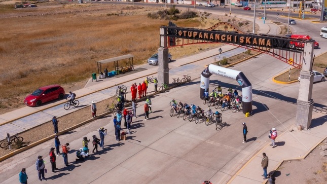 A orillas del lago Titicaca se desarrolla la Gran rodada y competencia en ciclismo en homenaje al Día del Padre en la provincia de Puno