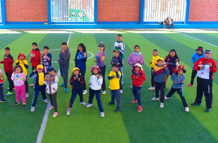 Niños, niñas y adolescentes participan en sesión de defensa personal