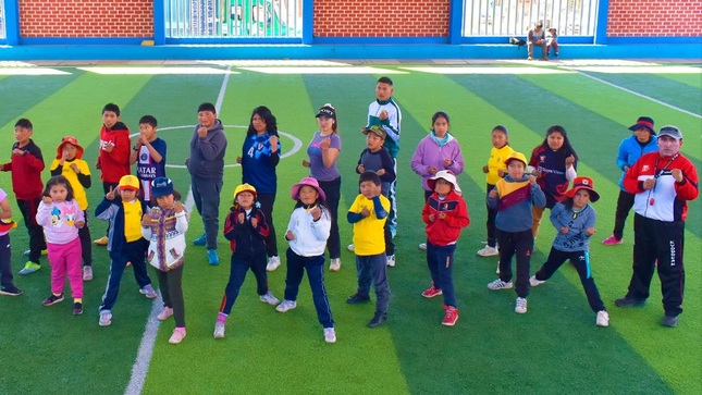 Niños, niñas y adolescentes participan en sesión de defensa personal