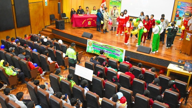 En emotiva ceremonia, juramentaron miembros de las patrullas juveniles de Puno