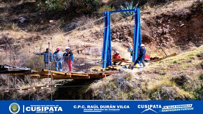 Se viene realizando trabajos de reparacion y mantenimiento del puente colgante de la comunidad paropujio