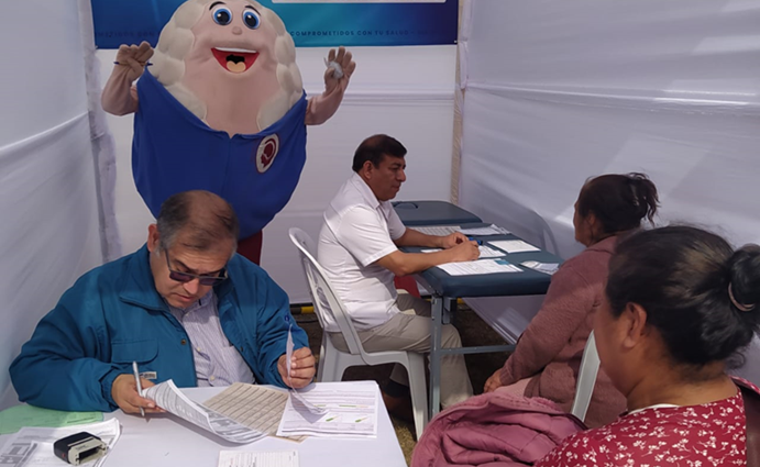 Médicos neurólogos atendiendo a pobladores