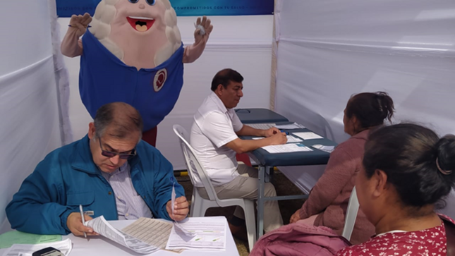 Médicos neurólogos atendiendo a pobladores