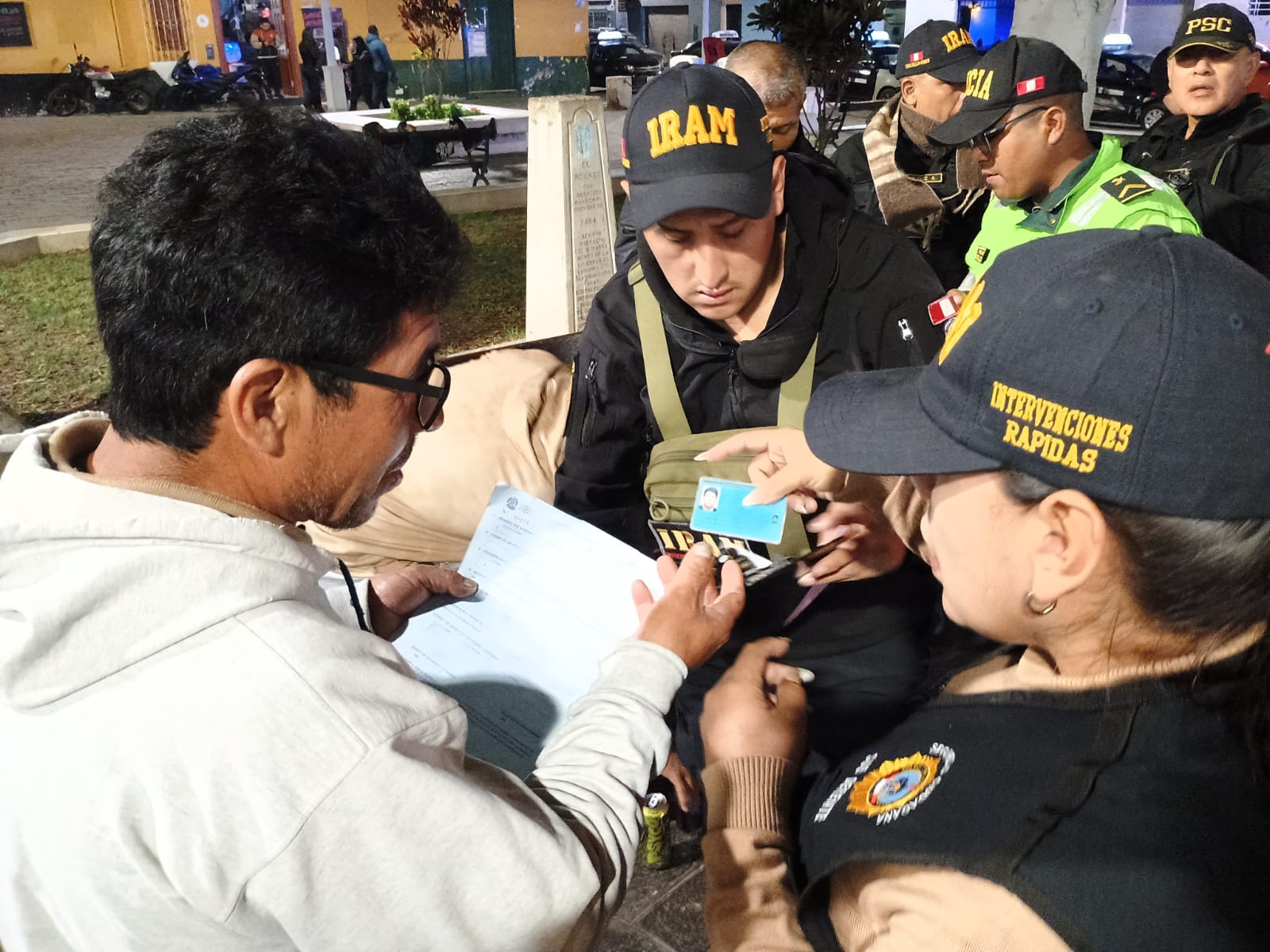Infraccionan a sujetos que consumían bebidas alcohólicas en la Plazuela El Recreo