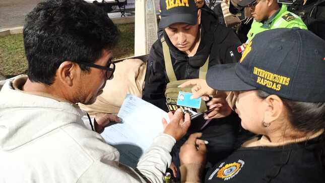 Infraccionan a sujetos que consumían bebidas alcohólicas en la Plazuela El Recreo
