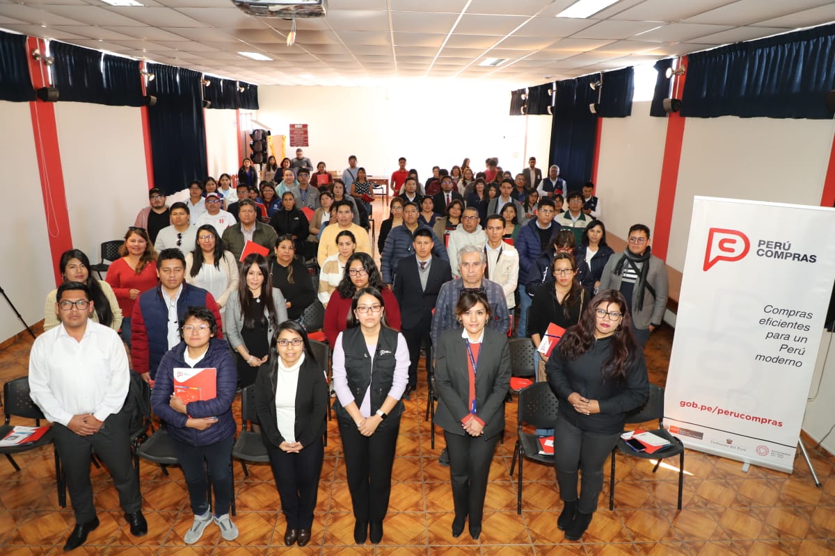 Foto de los expositores y participantes en la charla