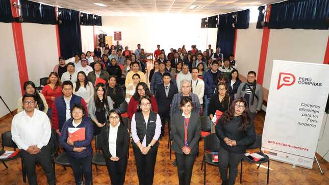 Foto de los expositores y participantes en la charla