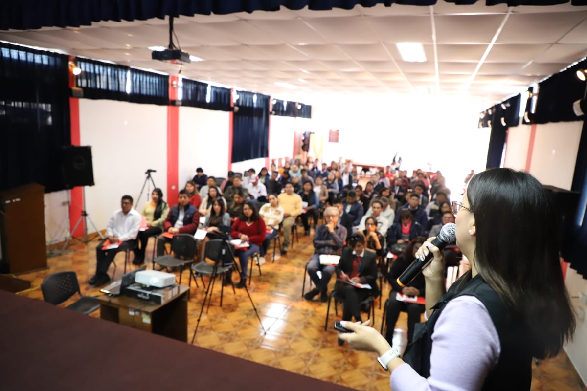 Foto de los participantes en la charla