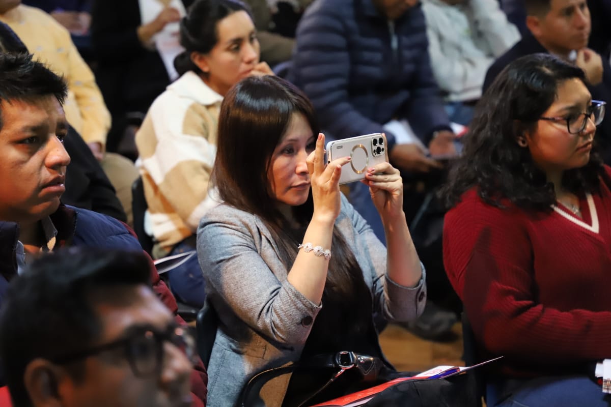 Foto de los participantes en la charla
