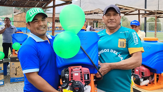 PROCOMPITE: Entrega de mochilas fumigadoras a motor de 4 tiempos a la Asociación de Productores de Mango y Palta de C.P. Huiña