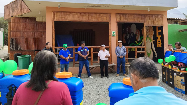 PROCOMPITE: Entrega de mochilas fumigadoras a motor de 4 tiempos a la Asociación de Productores de Mango y Palta de C.P. Huiña
