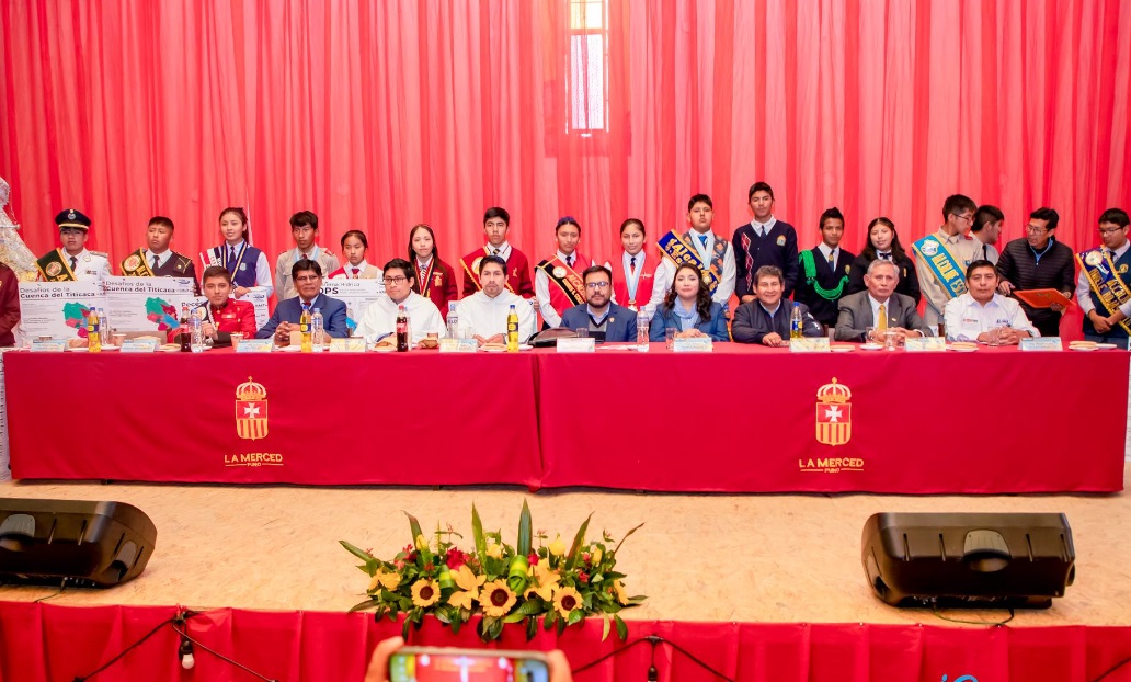 Alcalde provincial Javier Ponce Roque participó en el foro: Salvemos el lago Titicaca, problemas y soluciones en el colegio la Merced