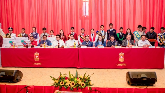 Alcalde provincial Javier Ponce Roque participó en el foro: Salvemos el lago Titicaca, problemas y soluciones en el colegio la Merced