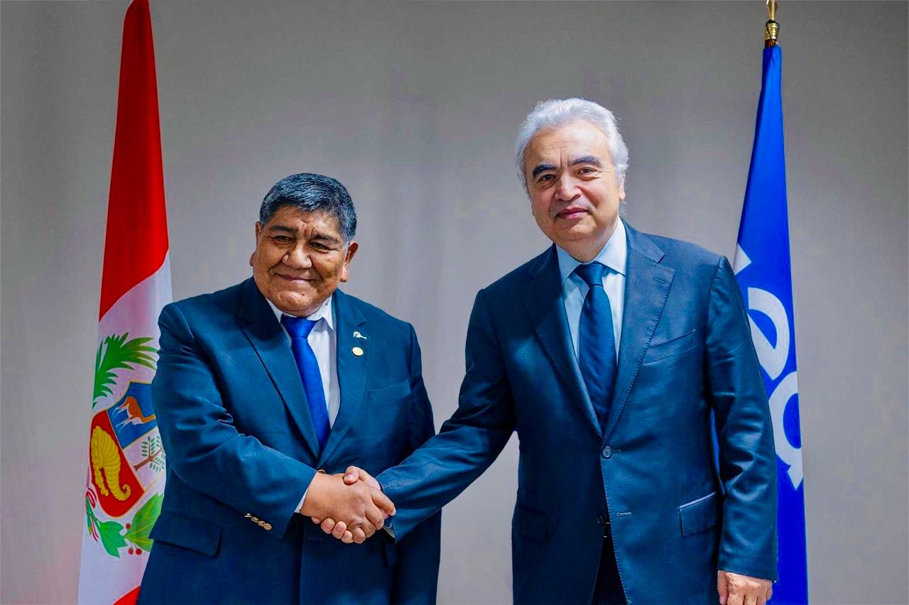 Titular del MINEM sostuvo reuniones en París