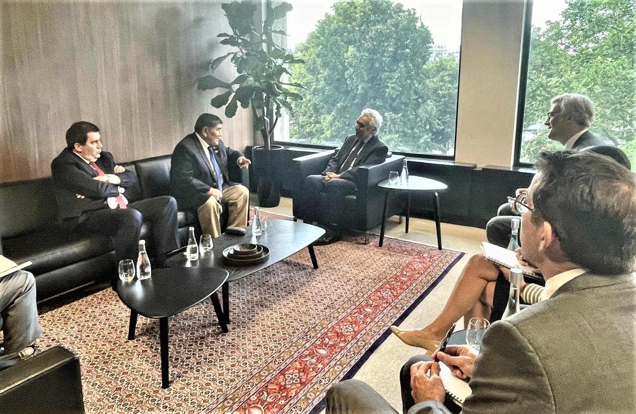 Titular del MINEM sostuvo reuniones en París