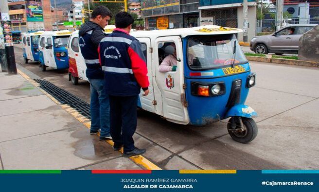 📌La gerencia de Transporte y Seguridad Vial de la Municipalidad Provincial de Cajamarca, imponiendo el principio de autoridad, realizó un operativo conjunto con personal de Serenazgo logrando remolcar motocicletas y vehículos particulares estacionados en zonas rígidas y prohibidas que impedían el libre tránsito vehicular y peatonal en la Vía de Evitamiento desde el Ovalo Musical hasta la altura de centro comercial Open Plaza.
✅En el operativo de fiscalización también alcanzó a conductores de mototaxis, siendo algunos de los vehículos internados en el depósito municipal por trabajar de manera informal.