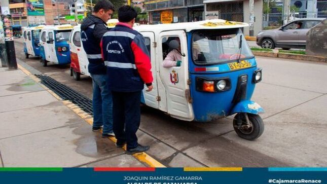📌La gerencia de Transporte y Seguridad Vial de la Municipalidad Provincial de Cajamarca, imponiendo el principio de autoridad, realizó un operativo conjunto con personal de Serenazgo logrando remolcar motocicletas y vehículos particulares estacionados en zonas rígidas y prohibidas que impedían el libre tránsito vehicular y peatonal en la Vía de Evitamiento desde el Ovalo Musical hasta la altura de centro comercial Open Plaza.
✅En el operativo de fiscalización también alcanzó a conductores de mototaxis, siendo algunos de los vehículos internados en el depósito municipal por trabajar de manera informal.