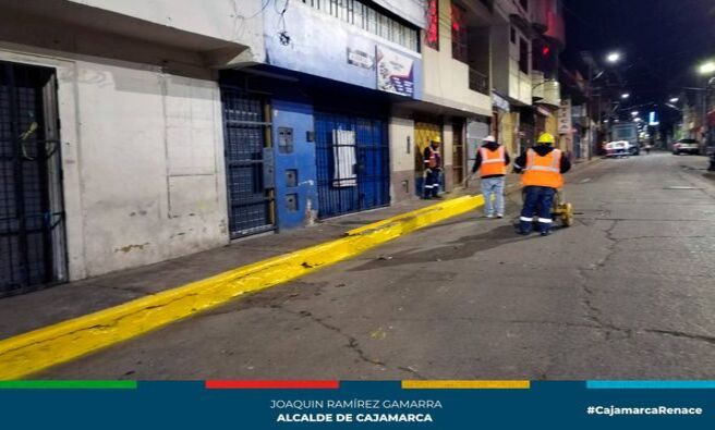 📌Comprometidos con la seguridad vial y el ordenamiento del transporte, la gerencia de Transporte y Seguridad Vial de la Municipalidad Provincial de Cajamarca, continúa trabajando de manera constante en el pintado de señalización en diferentes sectores de nuestra ciudad con el fin de reducir los accidentes de tránsito y hacer respetar las zonas rígidas y prohibidas.
Estas acciones, se realizó a lo largo del jirón Leguía logrando así brindar mayores condiciones de seguridad a los vecinos del sector San José.
