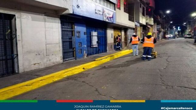 📌Comprometidos con la seguridad vial y el ordenamiento del transporte, la gerencia de Transporte y Seguridad Vial de la Municipalidad Provincial de Cajamarca, continúa trabajando de manera constante en el pintado de señalización en diferentes sectores de nuestra ciudad con el fin de reducir los accidentes de tránsito y hacer respetar las zonas rígidas y prohibidas.
Estas acciones, se realizó a lo largo del jirón Leguía logrando así brindar mayores condiciones de seguridad a los vecinos del sector San José.