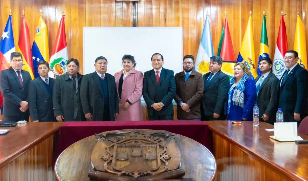 La I.E. Glorioso "San Carlos" de Puno se prepara para el bicentenario con una serie de actividades coordinadas