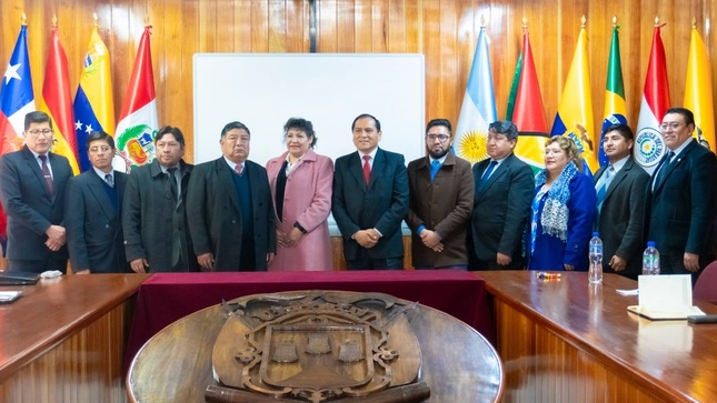 La I.E. Glorioso "San Carlos" de Puno se prepara para el bicentenario con una serie de actividades coordinadas