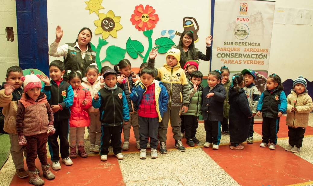 Municipalidad de Puno fomenta el cuidado de plantas ornamentales en parques y jardines en niños con la campaña "Semillitas de oro verde"