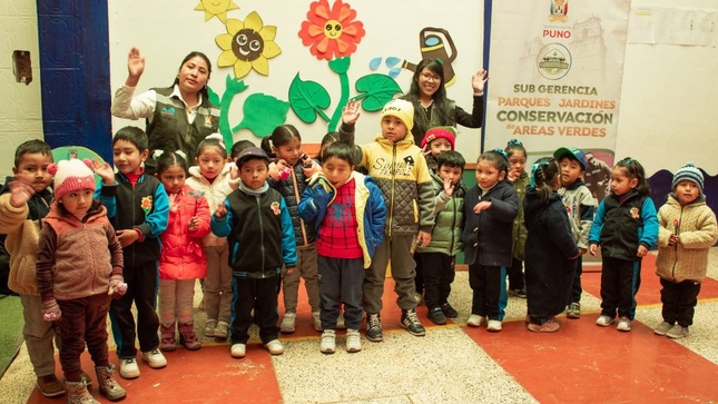 Municipalidad de Puno fomenta el cuidado de plantas ornamentales en parques y jardines en niños con la campaña "Semillitas de oro verde"
