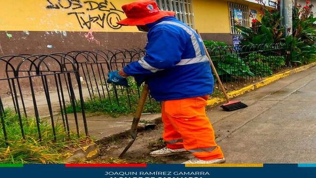 ✅Esta mañana, la gerencia de Desarrollo Ambiental junto con el equipo de Limpieza Pública llevaron a cabo una jornada de deshierbo y limpieza en la Avenida Mario Urtega. 
🗣El objetivo ha sido remover la maleza y limpiar a fondo este sector. Estas acciones permiten mantener un entorno saludable y agradable para los cajamarquinos. En ese mismo sentido, residentes mostraron gratitud por la mejora en la apariencia de la avenida y se alentó a la comunidad a mantener estos espacios limpios.