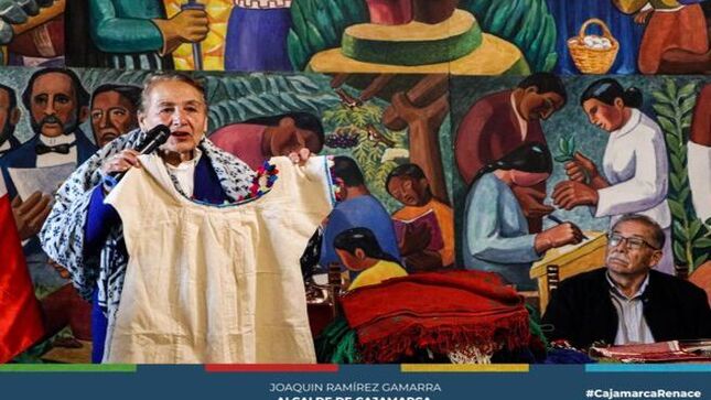 📌El salón consistorial del centro cultural municipal “Miguel Espinach” fue el escenario para el conversatorio sobre trajes tradicionales y el clarín cajamarquino, actividad organizada por la Gerencia de Turismo y Cultura de la Municipalidad Provincial de Cajamarca, como parte de las actividades por el “Día del Campesino” y en la que participaron estudiantes de las Instituciones Educativas N° 83004 -ex 91- y de “Nuestra Señora de la Merced”.
👉La profesora Ilsen Rojas Fernández, tuvo a su cargo la exposición sobre los trajes tradicionales cajamarquinos, presentando diversas prendas de vestir y otros atuendos de uso de las familias campesinas de diferentes provincias de la región, tales como ponchos, sombreros, chales, los fondos, las túnicas, camisas y otras prendas propias de cada zona, destacando los tres tipos de vestidos típicos usados por las mujeres del distrito de Chetilla.   
👨‍🏫La segunda exposición versó sobre el clarín cajamarquino a cargo del profesor Julio Zamora Castro, quien a propósito es un reconocido gestor cultural, a favor de la preservación, confección y uso del clarín y uno de los impulsores para que este instrumento sea reconocido como Patrimonio Cultural de la Nación.