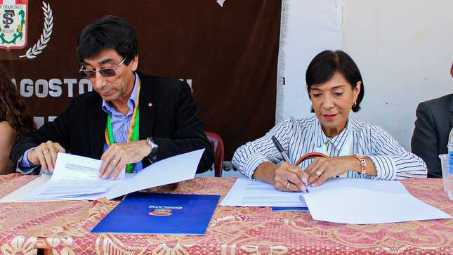 firma del convenio con alcalde de Lagunas
