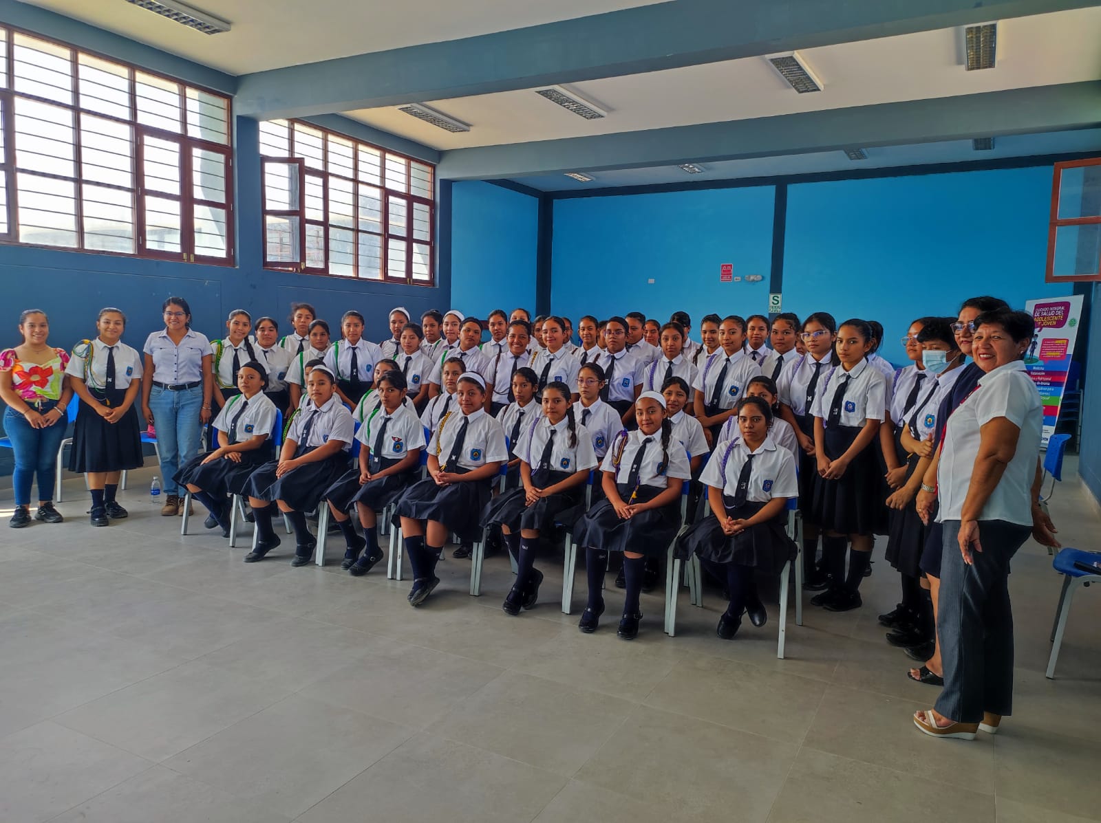 En marco de la implementación del Programa Municipal EDUCCA 2024, la Municipalidad Provincial de Sullana, a través de la Unidad de Residuos Sólidos realizó la juramentación de 71 Promotores Ambientales Escolares en la I.E. María Auxiliadora, quienes tendrán como fin generar conciencia, participación y cultura ambiental entre los miembros de su institución educativa, casa y/o comunidad.
La jefa de la Unidad de Residuos Sólidos, Ing. Karen Ramos Gómez, indicó que la gestión del alcalde Marlem Mogollón Meca, está comprometida con mejorar la cultura de protección del ambiente en nuestra ciudad; y por ello, a través del Programa Municipal EDUCCA se viene trabajando con diversas instituciones para involucrar a la comunidad educativa.
La I.E. María Auxiliadora es la segunda de ocho escuelas con las que la Municipalidad llevará a cabo en el plan municipal de este año.